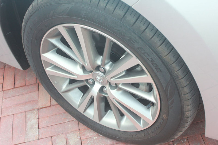 Xe sử dụng mâm hợp kim 16 inch như cũ nhưng nan thiết kế thể thao hơn, riêng bản 2.0 có mâm hợp kim mới đường kính 17 inch.