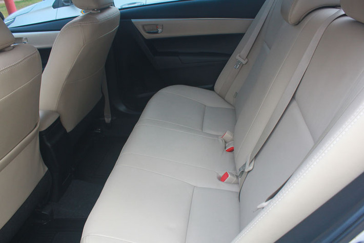 Thiết kế tổng thể của nội thất Corolla Altis 2015 được đánh giá đẹp và sang hơn cũ. Chất liệu ghế là theo kiểu ghế da thể thao.