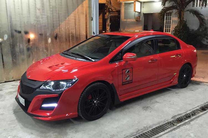 Lấy ý tưởng từ siêu xe Acura NSX và Civic Mugen RR, chủ nhân của chiếc Civic đời cũ trong bài viết này đã được một xưởng Sài Gòn độ lại một bộ bodykit "made in Vietnam" đầy sáng tạo. Thân xe với các chi tiết mang phong cách thể thao không hề kém cạnh siêu xe mới nhà Honda.