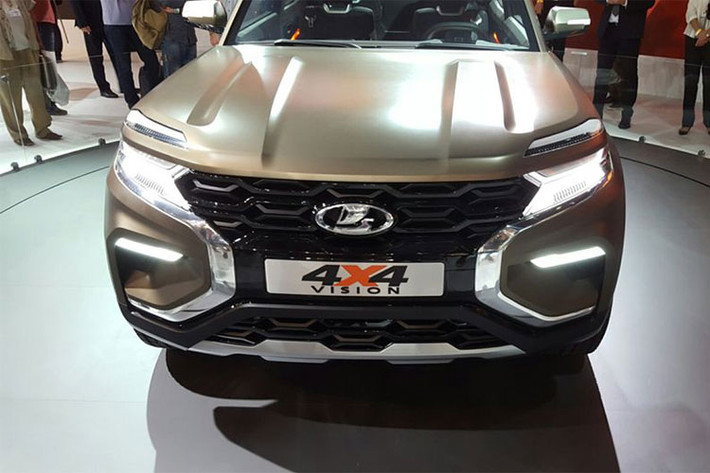 Mẫu xe SUV mới này vẫn có một phần mũi xe tạo hình chữ X đặc trưng, lưới tản nhiệt của xe được trang bị dạng lưới mắt cáo cỡ lớn. Đi kèm là các thanh nệp bảo vệ phần dưới khung xe và bộ la-zăng 21-inch to lớn.