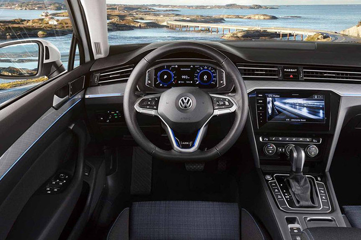 Trang bị an toàn cũng rất ấn tượng khi Passat 2020 có hệ thống lái bán tự động ở tốc độ lên đến 210 km/h. Ngoài ra còn có các hệ thống tiêu chuẩn khác như kiểm soát hành trình thích ứng, hỗ trợ giữ làn đường, hỗ trợ lái khẩn cấp, hỗ trợ đỗ xe và phanh điện tử.