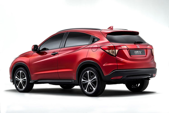 Về thiết kế tổng thể, Honda HR-V 2018 mới sở hữu thiết kế năng động, trẻ trung, với những đường nét góc cạnh đầy tinh tế. Kích thước của xe bao gồm chiều dài x rộng x cao lần lượt là 4.334 x 1.772 x 1.605 mm, chiều dài cơ sở 2.610 mm. Khoảng sáng gầm xe 150 mm.
