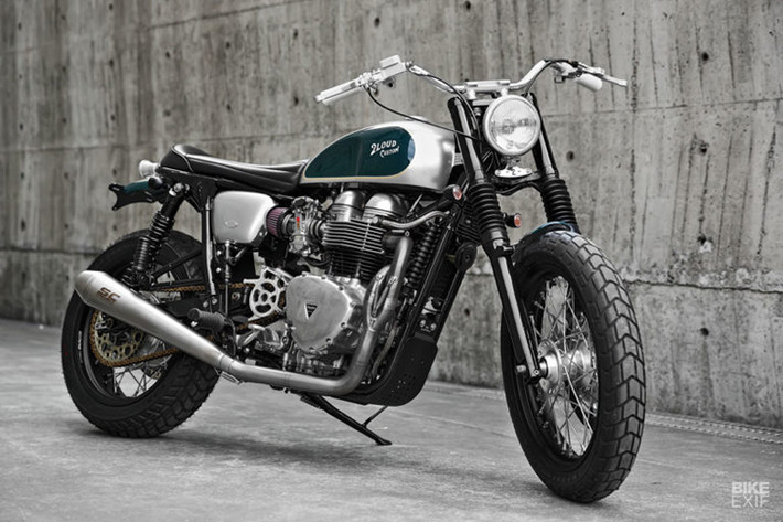 Chiếc xe môtô Triumph Bonneville vốn đã mang đậm đặc tính và chất cổ điển, mạnh mẽ và đầy nam tính của hãng xe đến từ Anh Quốc. Nó là niềm mơ ước của biết bao những biker mê xe cổ trên toàn thế giới bởi hình dáng không thể lẫn vào đâu cùng cỗ máy hoạt động êm ái nhưng vẫn mạnh mẽ và đầy lôi cuốn.