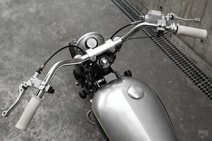Bình xăng lớn của Triumph Bonneville nguyên bản được thay thế bằng một bình nhôm có thiết kế gọn gàng cùng bộ màu bạc kết hợp với xanh nổi bật mà cổ điển. Khối động cơ được đánh bóng các chi tiết như nắp đầu bò và ốp bưởng 2 bên.