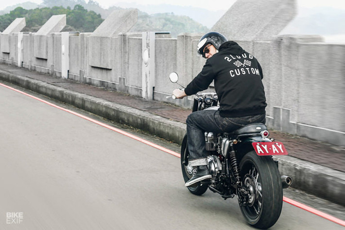 Như vậy, bản độ từ Triumph Bonneville của xưởng độ 2LOUD đã giữ đúng được tinh thần thiết kế và độ xe của xưởng. Cho chiếc xe cổ điển hình hài mới thanh thoát và hữu dụng hơn với những thay đổi tưởng chừng đơn giản mà đầy hiệu quả.