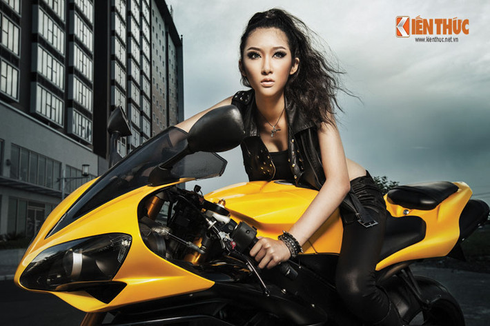 Chiếc Sportbike Yamaha R1 màu vàng hoàn toàn bị cô người mẫu Việt với biệt danh Kelly chinh phục.