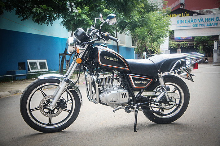 Suzuki GN125 thời ấy không “hoành tráng”, không thời trang, không có pô nổ gây chú ý nhưng dáng dấp nhẹ nhàng thanh thoát của nó đã khiến nhiều người mê mệt. Chiếc xe mang một dáng vẻ tao nhã, hiền hòa, phù hợp với mọi lứa tuổi và mang tính đa dụng cao, được xem là đối thủ trực tiếp của một mẫu xe "đồng hương" khác mang tên Honda Rebel 125.