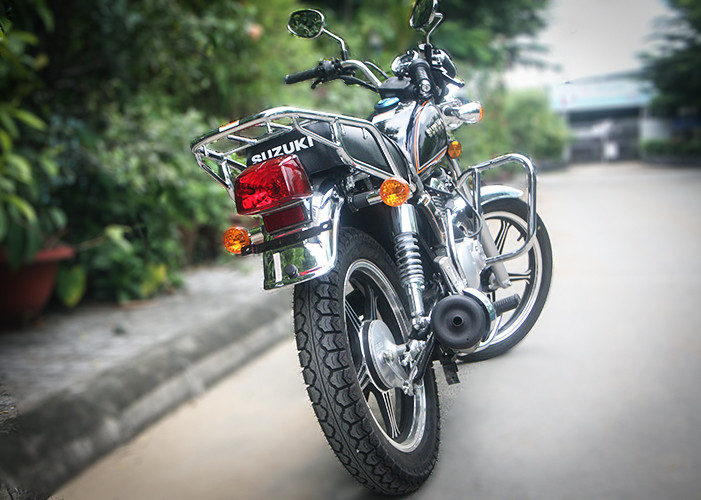 Mới đây, mẫu xe côn tay Suzuki GN125 "huyền thoại" thập niên 90 của thế kỷ trước đã bất ngờ "tái xuất" tại thị trường xe máy Việt Nam với phiên bản 2017 hoàn toàn mới. Xe được một đại lý nhập khẩu xe máy tư nhân tại Sài Gòn đưa về được sản xuất tại Trung Quốc để xuất khẩu sang các thị trường Nhật Bản, Hàn Quốc và đạt tiêu chuẩn khí thải Euro 3.