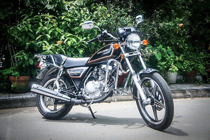 Mẫu môtô Suzuki GN125-2F là dòng xe máy côn tay phổ thông của hãng xe máy Nhật Bản được sản xuất từ những năm 80 của thế kỷ trước, bao gồm GN125, GN250 và GN400. Trong đó, phiên bản nhẹ nhất GN125 từng nhập vào Việt Nam từ những năm 1996 đến 2001 được xem là "hàng hot" thời điểm đó với mức giá không hề rẻ.