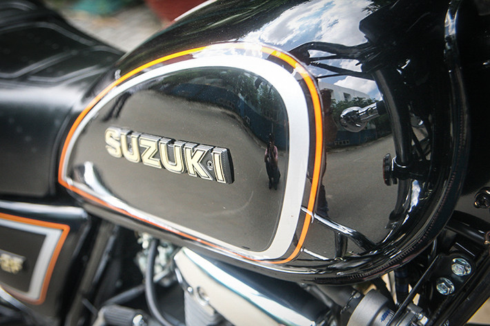 Bình xăng của mẫu xe này vẫn mang logo Suzuki bằng kim loại có dung tích 9 lít, trọng lượng 110 kg. Thân xe được thiết kế với bọ khung thép kế thừa từ "đàn anh" cùng tên trước đây, bình xăng và các chi tiết khá nổi bật với các đường viền bao quanh dạng sọc trắng và cam được phối theo từng màu của xe mang dáng vẻ chắc chắn và đầm.