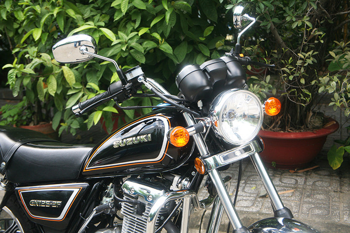So với phiên bản cũ từng xuất hiện vào thập niên 90, Suzuki GN125-2F phiên bản mới vẫn giữ nguyên thiết kế. Mẫu xe côn tay 125 phân khối thuộc dòng cruiser, tư thế ngồi thấp, tay lái rộng, linh hoạt, dễ dàng điều khiển trong phố đông hay những hành trình dài không mỏi mệt.