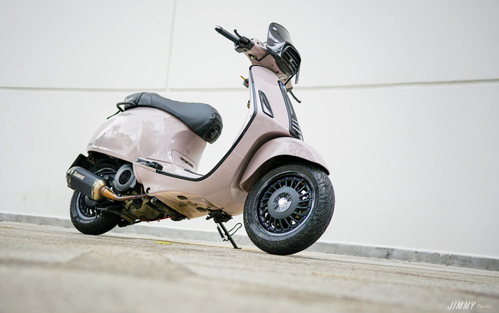 Xe Piaggio Vespa Sprint là mẫu tay ga cao cấp cùng phân khúc với Honda SH. Dòng xe này được định vị phong cách sang trọng, vì vậy rất hiếm khi được độ. Mới đây, một tay chơi Sài Gòn quyết biến đổi mẫu xe dáng cổ điển phong cách thể thao bằng việc gắn hàng loạt đồ chơi hàng hiệu.