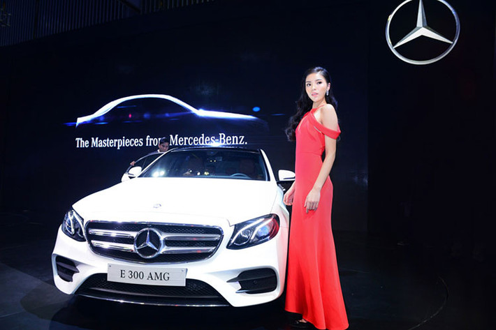 Đến với VIMS 2016, Mercedes-Benz Việt Nam mang đến trưng bày tới 27 mẫu xe. Sự áp đảo về số lượng lẫn thiết kế đỉnh cao thu hút rất nhiều khách tham quan, trong đó có nhạc sĩ Hồ Hoài Anh và Hoa hậu Kỳ Duyên - đây là hai đại sứ mới của thương hiệu ngôi sao 3 cánh.