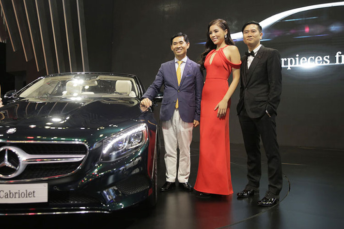 Được biết, Hoa hậu Việt Nam 2014 Kỳ Duyên cùng với nhạc sĩ Hồ Hoài Anh là những gương mặt mới nhất của câu lạc bộ người nổi tiếng sử dụng xe Mercedes tại Việt Nam. Đến với sự kiện lần này, cả hai sao Việt khá hào hứng và bị cuốn hút trước dàn xe hoàn toàn mới của Mercedes.