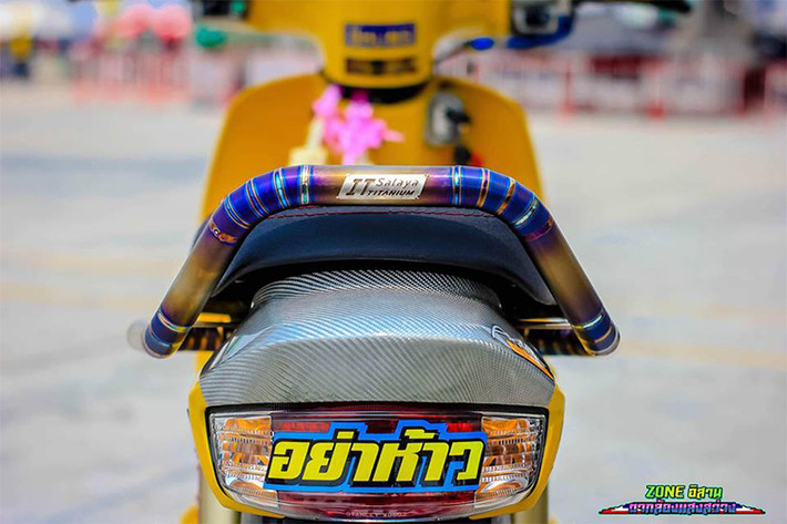 Trên chiếc Super Cub 110 độ khủng này, nó cũng được tân trang với những món đồ chơi kiểng nhằm tăng thêm độ thẩm mỹ và phong cách cho xe như; tay lái, các chi tiết bọc carbon màu, hệ thống ốp đèn, xi nhan... đặc biệt là một số chi tiết bằng kim loại được độ kiểng titan đẹp mắt.