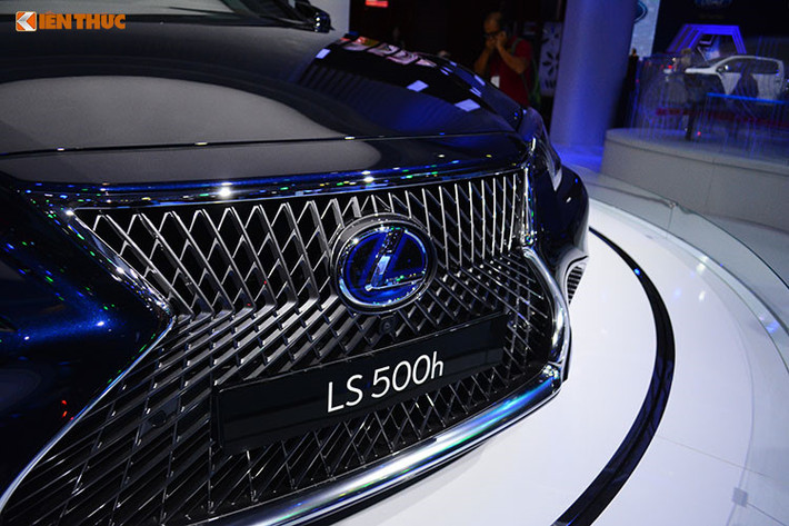 Tuy nhiên, các khách hàng hiện muốn mua dòng xe này, sẽ phải chờ thêm thời gian do hiện nay Công ty Toyota Việt Nam chưa thể nhập khẩu tiếp xe bởi vướng mắc các quy định về chính sách. Trước đó, Toyota Việt Nam từng có ý định ra mắt bán hàng chính thức dòng xe này tại Việt Nam trong tháng 12/2017 nhưng phải tạm hoãn do nhiều điều kiện.