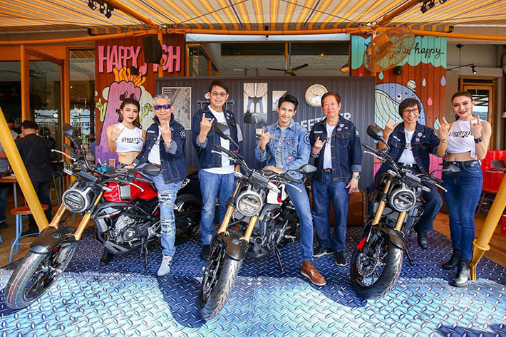 Sau khoảng 1 năm có mặt trên thị trường, mẫu xe côn tay phong cách tân hoài cổ Honda CB150R mới đã tạo được ấn tượng tốt với người dùng nhờ thiết kế đẹp và trang bị khá bắt mắt. Mới đây, Honda Thái Lan vừa chính thức ra mắt phiên bản 2019 cho mẫu xe này.