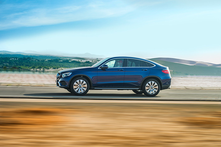 Tương tự GLC, GLC Coupé sở hữu chiều dài cơ sở lớn nhất trong phân khúc, lên đến 2.873 mm, bảo đảm không gian rộng rãi ở cả hai hàng ghế. Tuy nhiên, GLC Coupé lại dài hơn 76 mm và thấp hơn 42 mm so với GLC, thể hiện rõ chất thể thao và tính khí động học, đặc biệt là với viền cửa sổ thuôn dài và thiết kế trụ C buông dần ra sau đặc trưng Coupé.