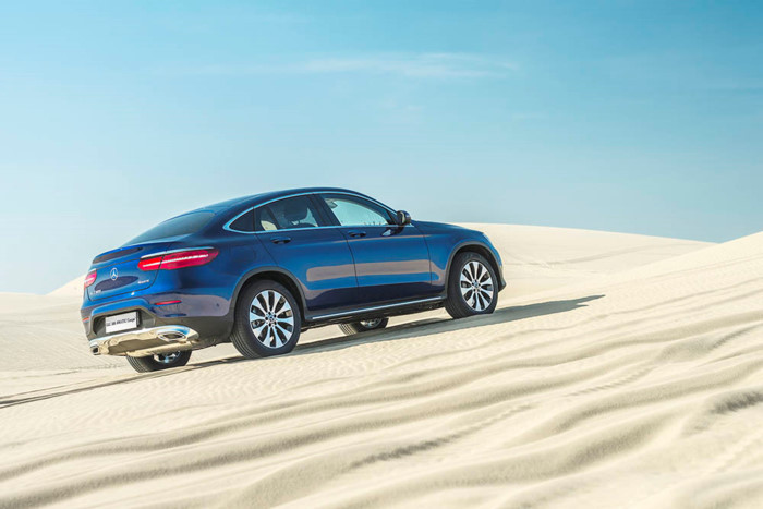 GLC 300 4MATIC Coupé tại Việt Nam được sở hữu Hệ thống hỗ trợ phòng ngừa va chạm COLLISION PREVENTION ASSIST PLUS với chức năng hỗ trợ tự động giảm tốc. Việc lái xe vào ban đêm cũng trở nên an toàn hơn nhờ vào cụm đèn trước LED toàn phần thông minh, có khả năng tự động mở rộng góc chiếu khi vào cua & tự động điều chỉnh tầm chiếu xa (Adaptive Highbeam Assist Plus).