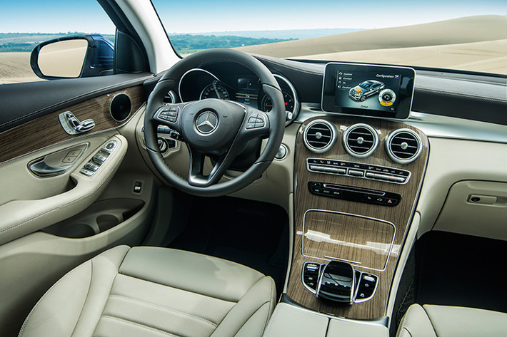 Bên trong, GLC Coupé cũng sở hữu bảng điều khiển liền khối buông dần xuống dưới như dòng thác chảy, đi kèm chất liệu gỗ nâu bóng cao cấp và phối với 1 trong 4 tông màu nội thất tiêu chuẩn, bao gồm Đen, Vàng Silk, Nâu Espresso và Nâu Saddle. Khách hàng cũng có thể đặt thêm gói tùy chọn nội thất AMG, đi kèm với tông màu nội thất màu đỏ CranBerry.