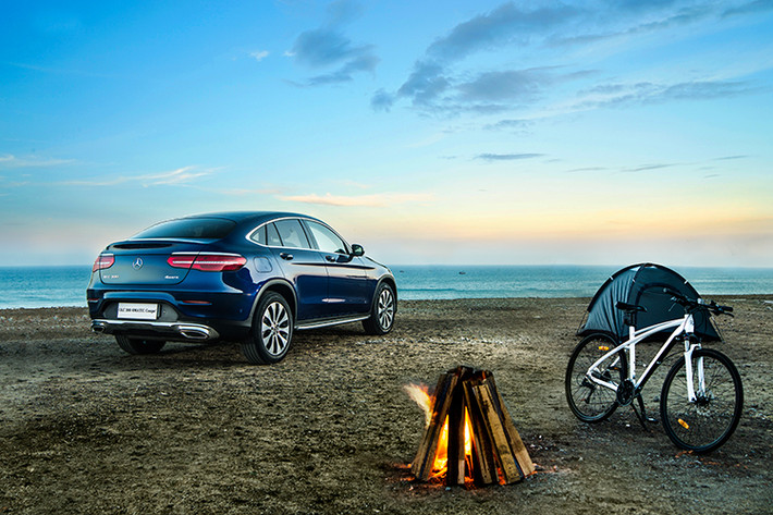 GLC Coupé tiếp tục phát huy thế mạnh này đi địa hình với hệ dẫn động 4MATIC. Với khoảng sáng gầm xe gần 20 cm cùng góc tới & góc thoát phù hợp, GLC Coupé sẽ không làm người lái bận tâm trước những cung đường trắc trở, mấp mô hay ngập nước. GLC Coupé hoàn toàn có thể chinh phục được những địa hình rất khó như đồi cát và dốc đứng