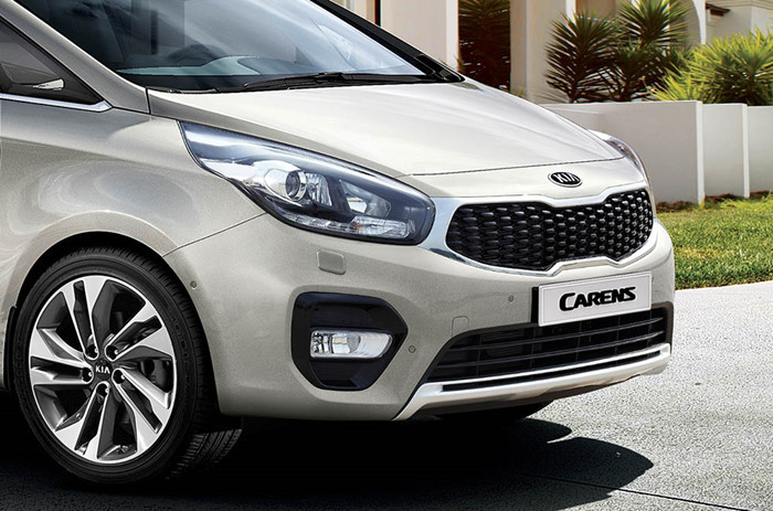 Ở phiên bản cao cấp nhất, mẫu xe Kia Rondo phiên bản nâng cấp vòng đời 2017 mới này sẽ được trang bị cụm đèn hậu dạng LED có thiết kế khá hấp dẫn, trong khi ở các phiên bản khác thì chi tiết này chỉ là đèn sợi tóc bình thường.