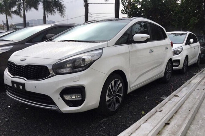 Mẫu xe MPV 7 chỗ ngồi sẽ tiếp tục được KIA Thaco lắp ráp tại Việt Nam, các cấu hình động cơ sẽ không thay đổi, tuy nhiên các trang bị bên trong sẽ có một chút điều chỉnh ở phiên bản sử dụng động cơ dầu theo hướng đầy đủ và tiện nghi hơn.