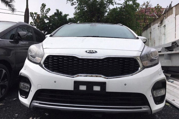 Chiếc Kia Rondo 2017 (facelift Kia Carens tại một số thị trường) xuất hiện tại Việt Nam có một vài thay đổi nhỏ về thiết kế với phần đầu được làm mới, đèn sương mù và lưới tản nhiệt được bố trí dính liền nhau. Ngoài ra, có thể thấy thiết kế mới ở cụm mâm xe, kích thước giữ nguyên 17 inch.