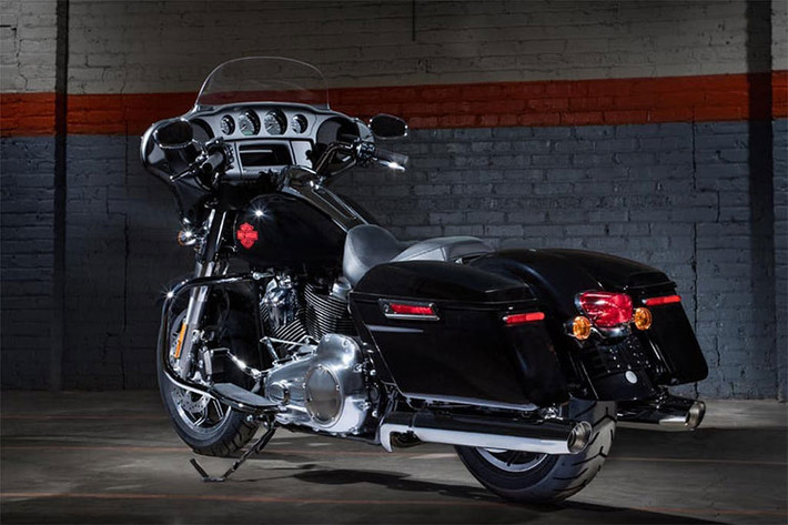 Phiên bản tiêu chuẩn của mẫu Electra Glide sẽ được trang bị những công nghệ tiên tiến dành cho xe Touring như Cruise Control, phanh an toàn ABS, khóa chống trộm... Thế nhưng, mẫu xe mới này lại chưa được trang bị cho hệ thống thông minh BOOM ™! BOX GTS đình đám của hãng xe môtô Harley-Davidson.