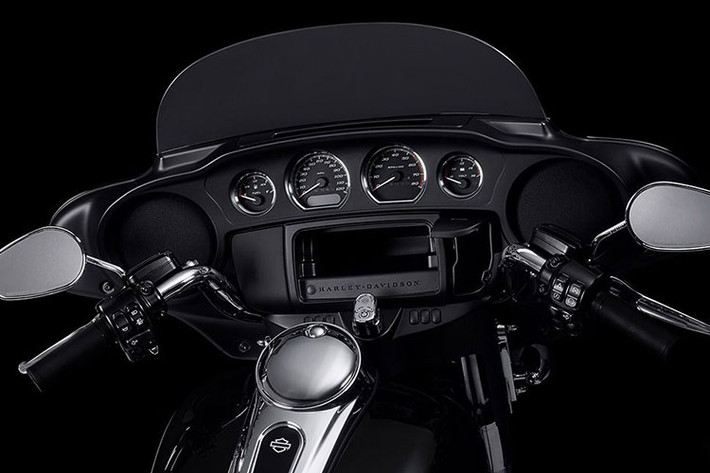 Harley-Davidson Electra Glide Standard 2019 là một chiếc xe sở hữu phong cách thiết kế đặc trưng của American Grand Tourer, đem lại nhiều sự hứng thú ngoài mong đợi dành cho khách hàng hâm mộ hãng xe Mỹ.