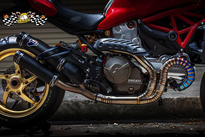 Ngoài việc gắp sau được làm lại thành 1 gắp đi kèm cặp vành OZ Racing nổi bật, Monster821 còn được lên pô Termignoni hàng hiệu.