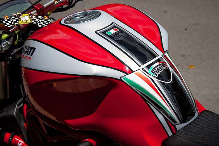 Ở phần bình xăng của xe, nó được trang trí bằng loạt tem với thương hiệu, cờ Italia được đính kèm, bên cạnh đó nó còn được phối thêm màu đen và trắng kết hợp màu đỏ nguyên bản cực đẹp.