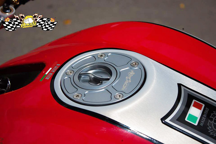 Nắp bình xăng nguyên bản của Ducati 821 đã được thay thế bằng nắp hàng hiệu NCR với lẫy khoá mới "cực độc".