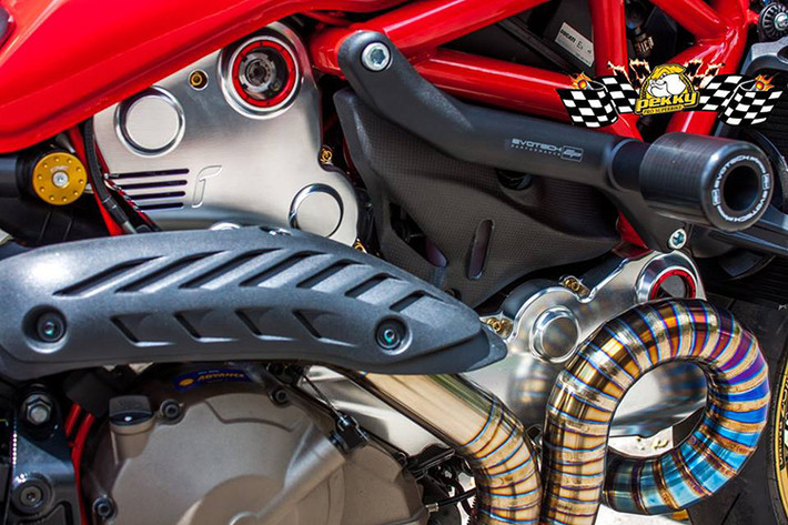 Cùng với pô Termignoni hàng hiệu, cổ pô nổi bật hơn với lớp tráng titan cực đỉnh.