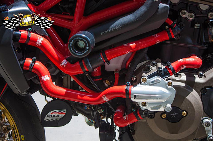 Nổi bật cùng màu đỏ đặc trưng của Ducati là những ống dây tản nhiệt hiệu Samco Sport được trang bị.