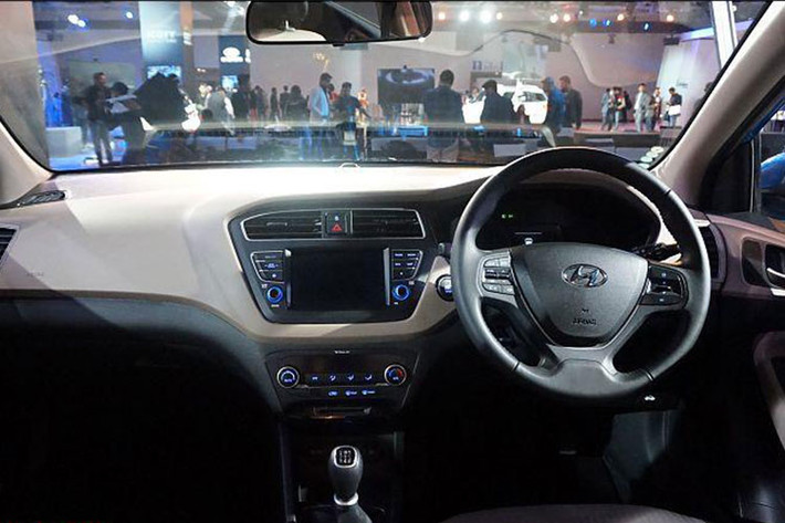 Bên trong nội thất Hyundai i20 2018 sẽ là các tùy chọn cửa gió điều hòa màu cam hay đỏ phụ thuộc tông màu (đỏ - trần đen). Khu vực bảng điều khiển khá đơn giản bao gồm vô-lăng 3 chấu tích hợp một vài phím chức năng cơ bản, điều hòa không khí vùng tập trung ở chính giữa bảng táp-lô, ghế ngồi bọc vải nỉ thông thường.
