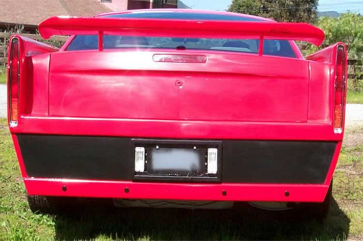 Các khe hút gió hai bên thân xe được tạo hình theo phong cách chiếc siêu xe thập niên 80 Ferrari Testarossa, trong khi phần đuôi đặc trưng của chiếc xe Mustang huyền thoại bị loại bỏ, thay thế bằng cản sau mới và các đèn hậu của xe Cadillac đời 1989. Toàn bộ các chi tiết thân vỏ độ đều đã được gia công bằng tay từ thép.