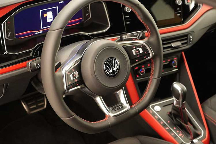 Sự khác biệt của Polo GTI phiên bản 2018 nằm ở nội thất trang trí với tông màu đỏ nổi bật, vô-lăng thể thao và đặc biệt là ghế ngồi bọc vải vân caro có tên gọi Clark - đặc trưng của các dòng Volkswagen mang logo GTI.