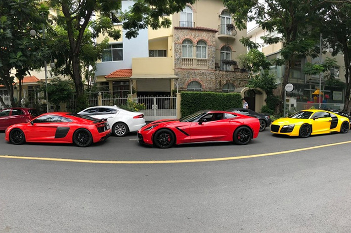 Siêu xe Audi R8 V10 Plus mang màu đen tại Việt Nam chỉ có đúng hai chiếc. Ngoài siêu xe trong bài viết này, tại dải đất hình chữ S còn có một chiếc Audi R8 V10 Plus mang màu sơn nguyên bản là đen nhưng đã được chủ nhân là Cường "Đô-la" dán lại ngoại thất.