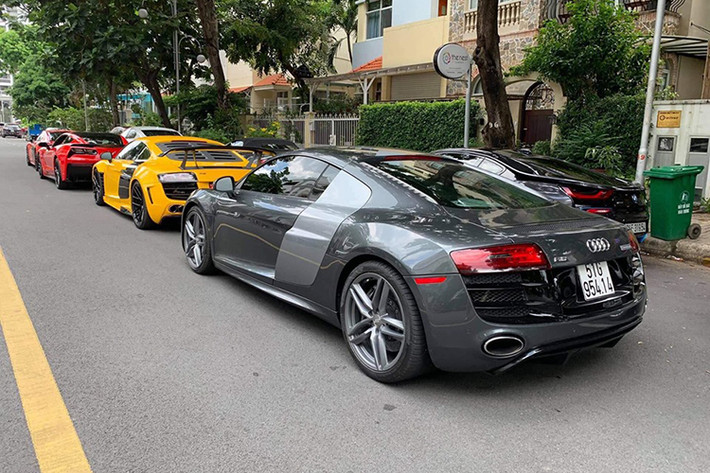 Audi R8 V10 Plus được trang bị khối động cơ V10, dung tích 5.2 lít, sản sinh công suất tối đa 610 mã lực và mô-men xoắn cực đại 540 Nm. Động cơ kết hợp cùng hộp số ly hợp kép 7 cấp S-Tronic và hệ dẫn động 4 bánh toàn thời gian danh tiếng của Audi, nhờ đó, siêu xe Audi R8 V10 Plus chỉ mất khoảng thời gian 3,2 giây để tăng tốc lên 100 km/h từ vị trí xuất phát trước khi đạt vận tốc tối đa 330 km/h.