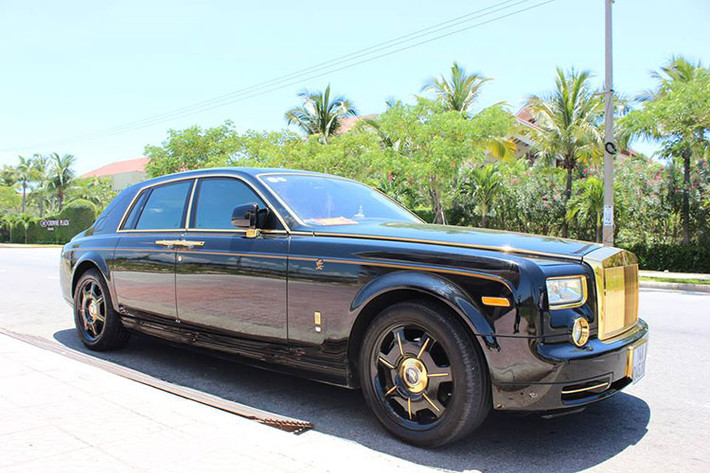 Đây là 1 trong 3 chiếc Rolls-Royce Phantom tại Việt Nam được chủ nhân cho mạ vàng 24k độc đáo. Theo một số diễn đàn mua bán xe, chiếc Phantom mạ vàng này hiện đang được rao bán với giá 14,8 tỷ đồng. Như vậy chỉ sau 5 năm, chủ nhân của xe đã mất tới 15 tỷ - Trung bình mỗi năm mất 3 tỷ, mỗi tháng mất 250 triệu, mỗi ngày mất 8,3 triệu đồng.