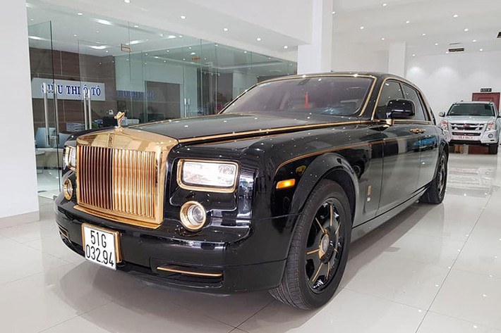 Mới đây, một showroom mua bán xe bình dân đã qua sử dụng tại TP HCM bất ngờ chào bán chiếu xe siêu sang Rolls-Royce Phantom mạ vàng và nhận được không ít sự chú ý của cư dân mạng. Được biết, chiếc xe siêu sang này từng thuộc sở hữu của một doanh nhân Quảng Ninh sau một thời gian sử dụng đã bán lại vào Sài Gòn.