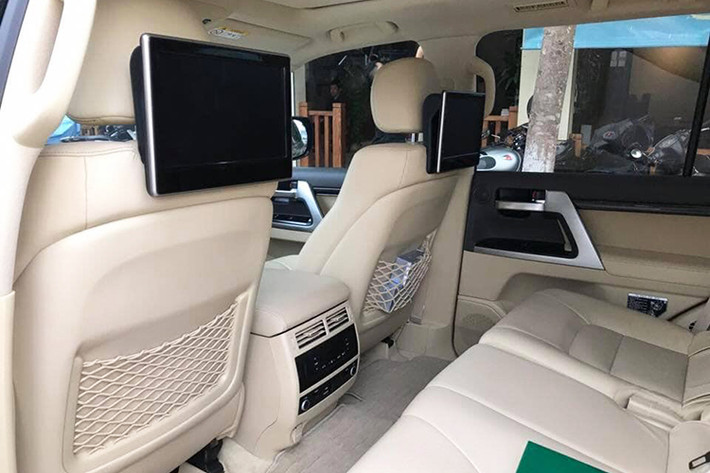 Ngoài ra trên mẫu xe Land Cruiser mới được nhập khẩu từ Trung Đông về Việt Nam còn được trang bị cửa sổ trời, camera 360, cảnh báo điểm mù, cảnh báo làn đường, kiểm soát hành trình thích ứng, cảnh báo va chạm, cảm biến sau, đèn pha Led thích ứng,… Đặc biệt, hệ thống kiểm soát địa hình toàn cảnh cũng xuất hiện trên mẫu xe này.
