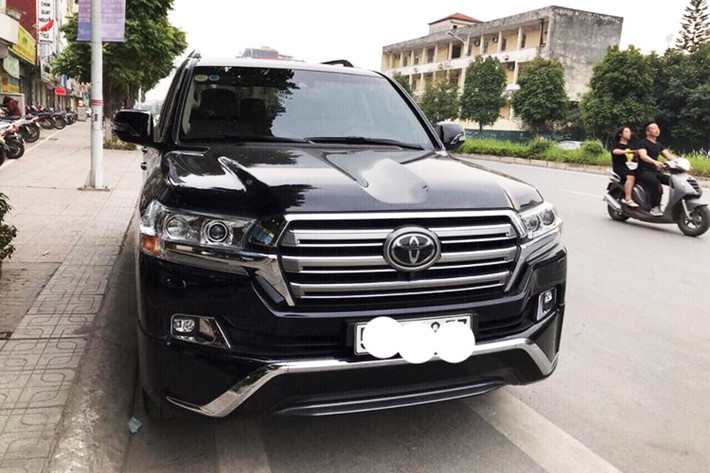 Chiếc xe Toyota Land Cruiser 2017 nhập khẩu Trung Đông trong bài viết này được chào bán trên diễn đàn xe ôtô đã qua sử dụng tại Hà Nội. Chiếc SUV cỡ lớn này còn khá mới, tình trạng nội và ngoại thất khá nguyên bản. Đây được xem là phiên bản nâng cấp dành cho một số thị trường.