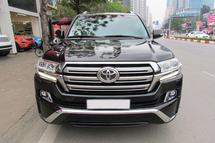 Giá xe Land Cruiser nhập khẩu tư nhân "chạy lướt" hiện dao động khá nhiều và hiếm có mức giá chung do khác biệt về option, thậm chí khi mới nhập về nó có giá cao gấp hơn 1,5 lần xe do Toyota Việt Nam bán ra. Chiếc xe trong bài viết này là phiên bản Toyota Land Cruiser V8 4.6L VXS đời 2017, đã lăn bánh khoảng hơn 7000km và được chủ nhân chào bán với mức giá lên tới hơn 5 tỷ đồng.