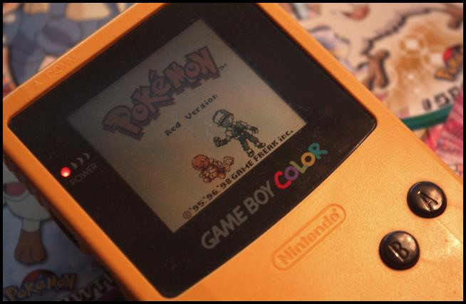 Gameboy - Chiếc máy chơi game cầm tay với đa dạng các tựa game gia đình như Mario, Pokemon, Zelda… tạo nên các cuộc vui cho trẻ con trong xóm. Điểm độc đáo của Gameboy là khả năng kết nối hai máy giúp các chú bé có thể thi đấu cùng nhau. Hệ máy chơi game nhỏ gọn này đã được nâng cấp nhiều lần với rất nhiều trò chơi phong phú. Ảnh: Deviantart.