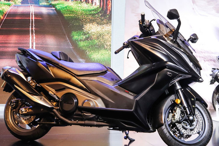 Mẫu xe ga Kymco AK 550 sở hữu kiểu dáng phi thuyền hầm hố, mạnh mẽ - đặc trưng của phân khúc maxi-scooter với chiều dài tổng thể 2.165 mm, rộng 795 mm và cao 1.400 mm. Chiều dài cơ sở đạt 1.580 mm.