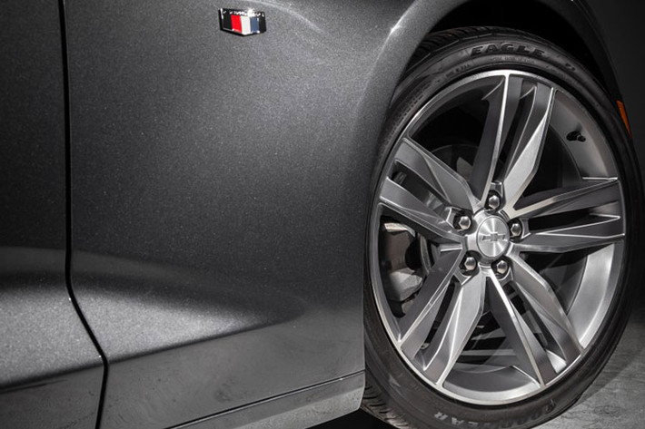 Xe sở hữu bộ mâm thể thao 5 chấu kép đi kèm lốp hiệu năng cao. Camaro thế hệ mới nhẹ hơn đời cũ 90 kg và có vẻ bề ngoài thể thao hơn, bớt giống một mẫu sedan 2 cửa.