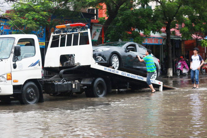 Nếu xác định chết máy là do nước vào bên trong động cơ thì tuyệt đối không được khởi động lại động cơ. Nếu cố chấp nổ máy, chiếc xe không những không thể chạy mà còn có thể sẽ làm bó máy. Lúc này chỉ nên ngừng xe và gọi cứu hộ đến hỗ trợ đưa xe về xưởng sừa chữa.