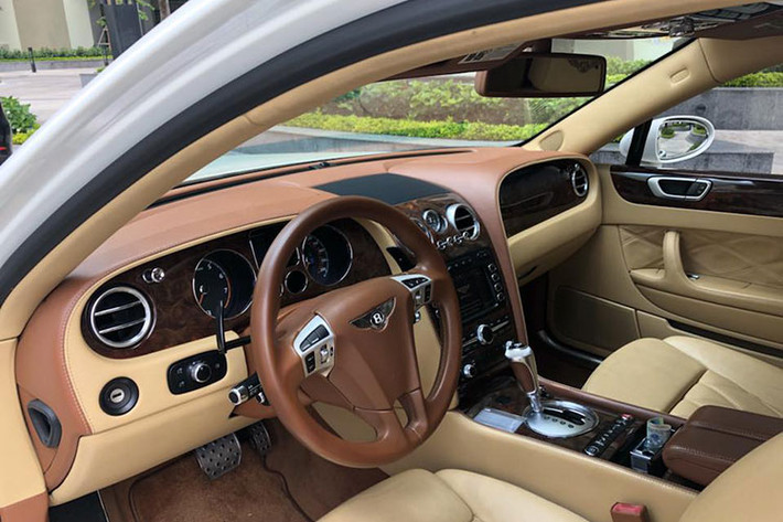 Bên trong nội thất của chiếc Bentley Continental Flying Spur Speed phiên bản 2009 đang rao bán tại Sài Gòn này sở hữu 2 màu sắc chính là vàng nhạt và cacao. Tất nhiên không thiếu những chi tiếp ốp gỗ quý và nhôm làm điểm nhấn cho "nội y" chiếc xe siêu sang phiên bản tốc độ.
